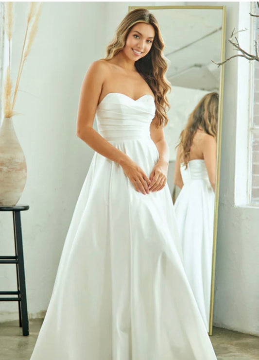 Luxurious Smooth Satin Sweetheart Neckline A-Line Wedding Gownq