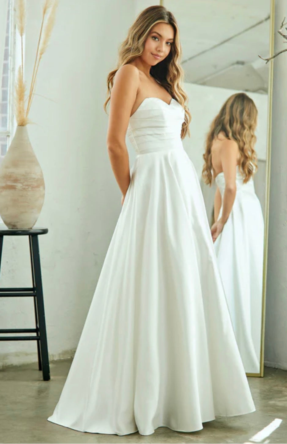 Luxurious Smooth Satin Sweetheart Neckline A-Line Wedding Gownq