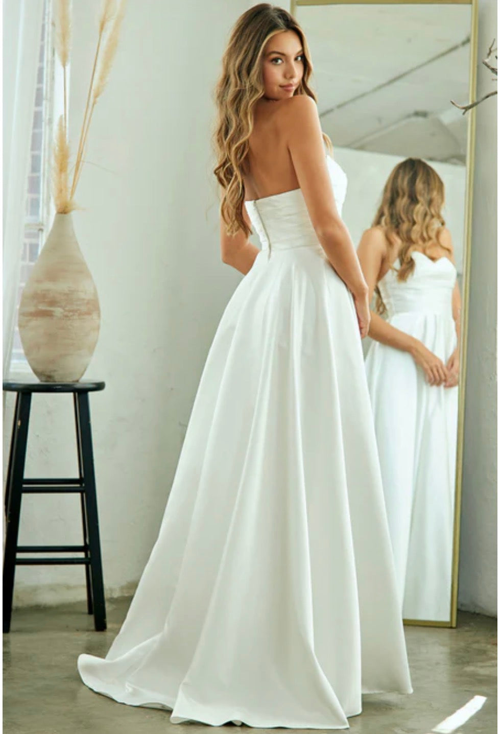 Luxurious Smooth Satin Sweetheart Neckline A-Line Wedding Gownq